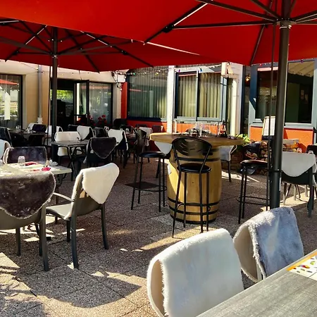 Отель Logis Hotel, Et Restaurant Les Chatelmines 3*