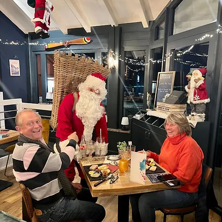 Logis Hotel, Et Restaurant Les Chatelmines 酒店 3*