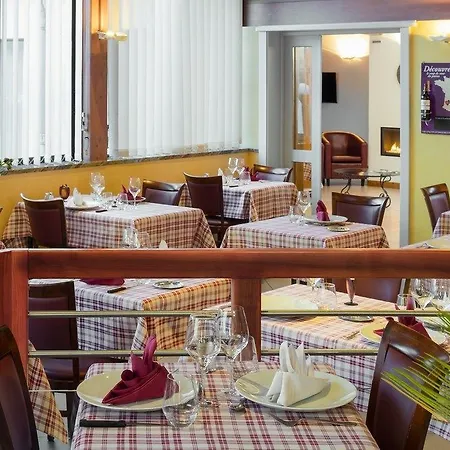 Logis Hotel, Et Restaurant Les Chatelmines ホテル